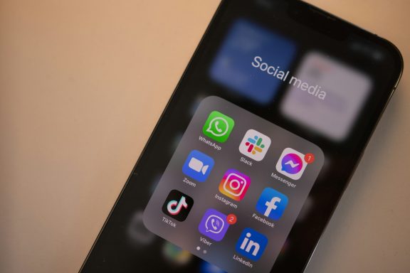 Screen showing various social media apps, including WhatsApp, Instagram, and Facebook.